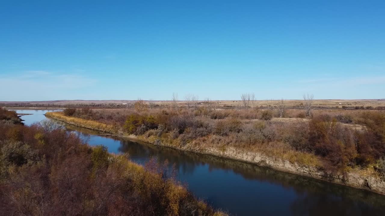la orilla sur sobre el río red deer en alberta, canadá