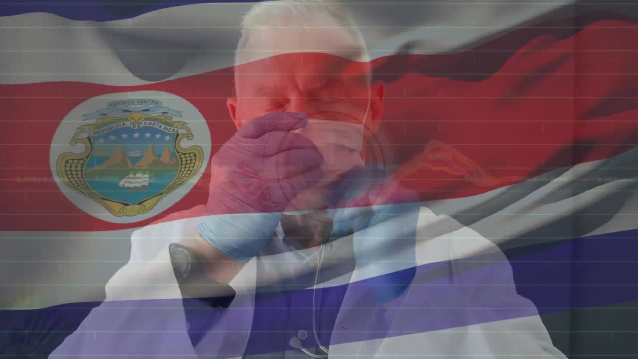 코스타리카 국기를 흔드는 애니메이션 백인 남성 수석 의사가 병원에서 얼굴 마스크를 착용하고 있습니다.