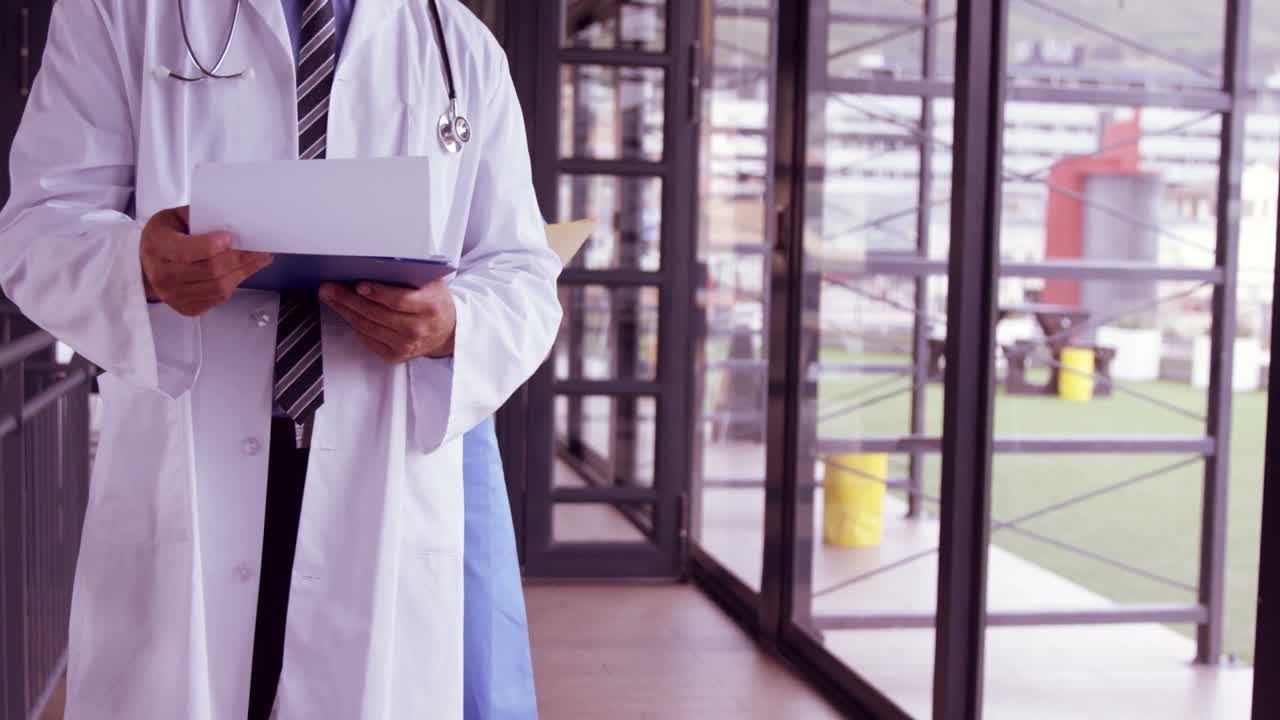 Medico che legge il referto sul portablocco