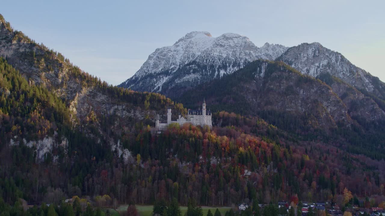 Castello di Neuschwanstein che risplende al tramonto tra le Alpi Bavaresi, Germania