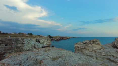 Panorámica-Sobre-Los-Acantilados-De-Tyulenovo-Para-Calmar-El-Mar-Negro-En-Bulgaria-Con-Cielo-Azul