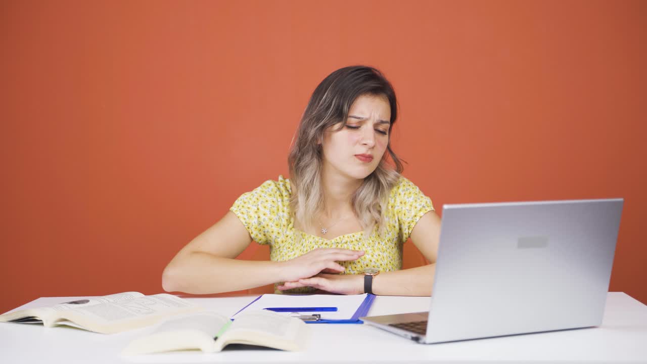 una joven fracasada.