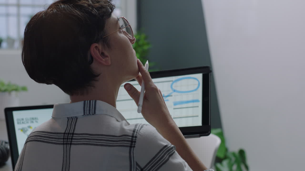 joven mujer de negocios caucásica haciendo una lluvia de ideas usando una tableta navegando en la investigación de marketing trabajando en la planificación de proyectos estrategia exitosa disfrutando del estilo de vida profesional de la oficina