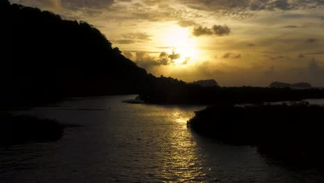 Magische-Tropische-Luftaufnahme-Panamas-über-Goldenen-Silhouettenküstenlinien-Tropischer-Inselwellen