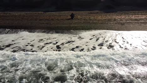 sentado en la playa de vlychada