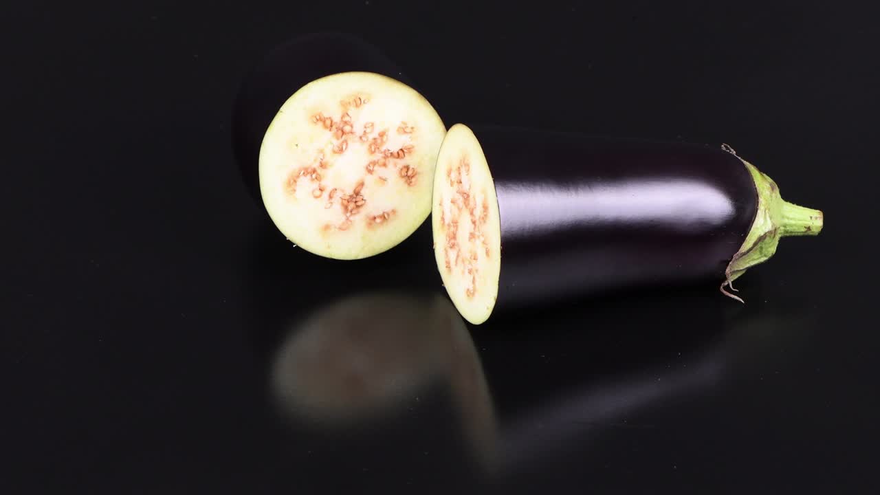 검은색에 달이. 극단적 인 클로즈업.  뷰. 루프 모션. 회전 360.