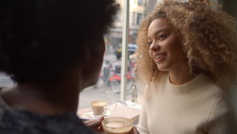 Una-Pareja-Joven-Y-Elegante-Disfrutando-De-Una-Bebida-En-La-Cafetería