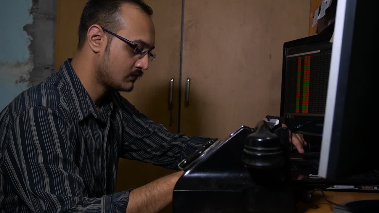 broker di borsa che osserva le azioni