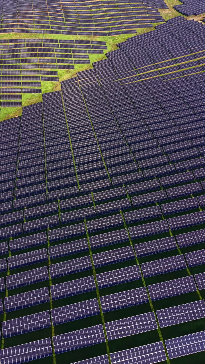 I pannelli solari coprono una vasta area di terra in un progetto di energia rinnovabile durante le ore diurne in un paesaggio aperto.