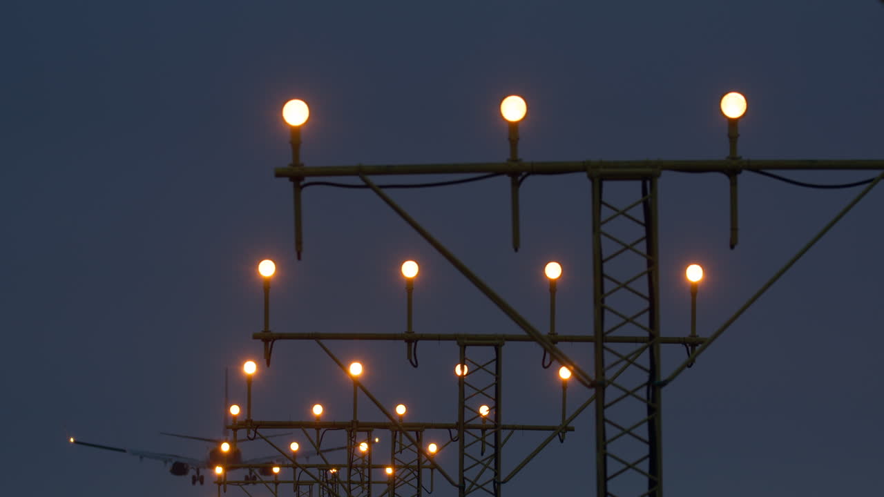 aterrizaje nocturno del avión: luces de aproximación y luces de pista