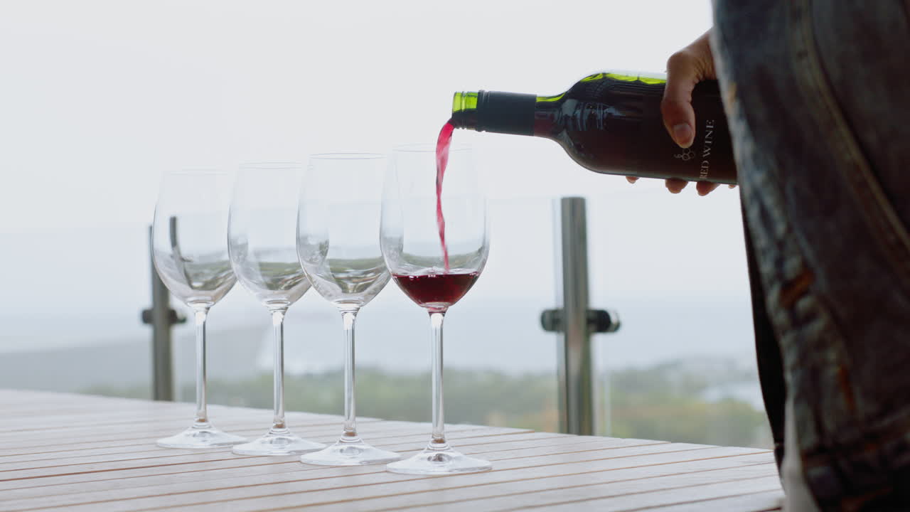 una bottiglia di vino rosso versata in un bicchiere per celebrare una cena di lusso