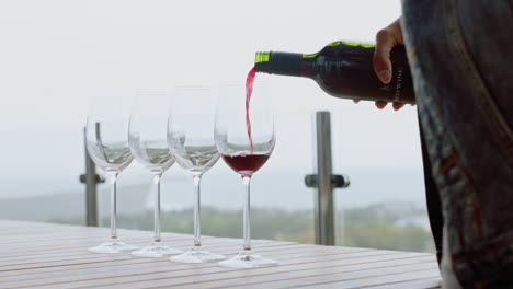 una botella de vino tinto vertida en un vaso celebrando una cena de lujo