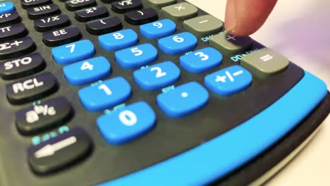 entrada de números en una calculadora de cerca