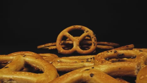 pequeños pretzels dispersos con semillas tostadas