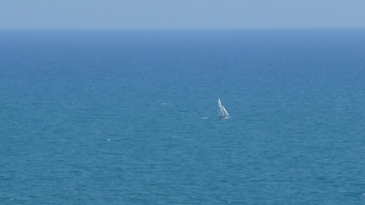 지중해를 항해하는 작은 범선