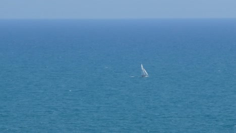 Un-Pequeño-Velero-Navegando-Por-El-Mediterráneo