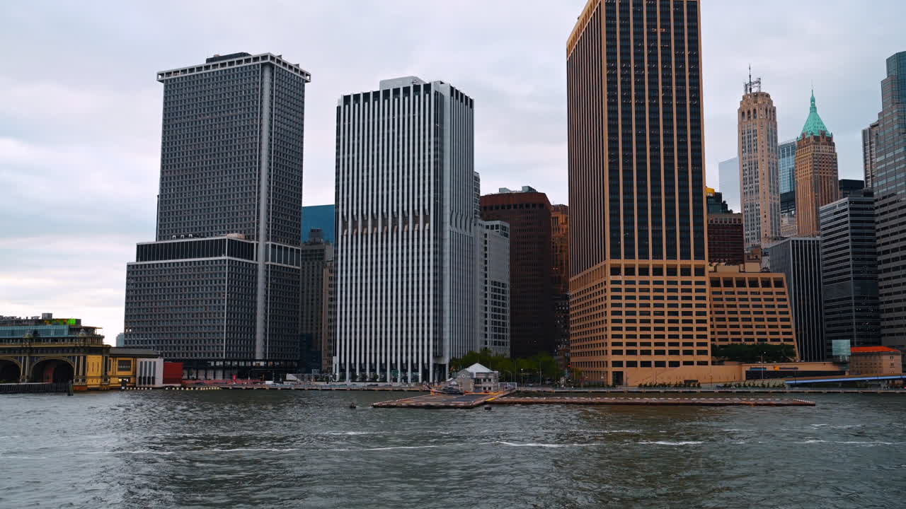 Agrupamento denso de arranha-céus no Distrito Financeiro de Nova York. Linhas verticais de torres de escritórios modernos ao longo da orla de Manhattan sob um céu sombrio