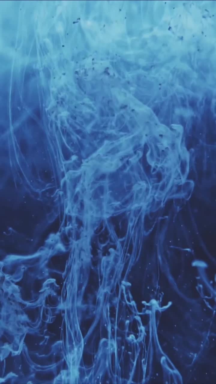 Inchiostro blu astratto che turbina e si dissolve nell'acqua