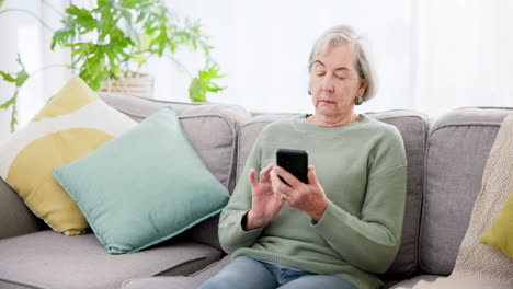 Mujer-Mayor,-Sofá-Y-Escribiendo-En-El-Teléfono-Inteligente