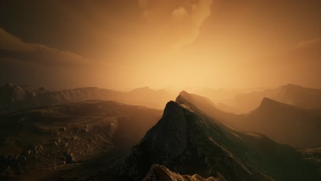 altos picos montañosos cubiertos con una dramática niebla pesada