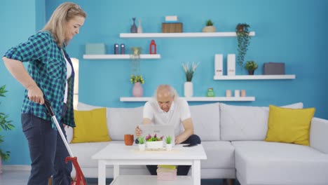 terwijl de man thuis werkt, veegt de vrouw het huis.