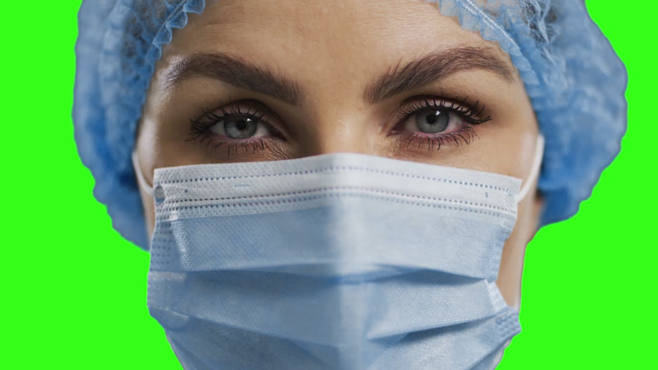 doctora caucásica con máscara facial en el fondo de la pantalla verde