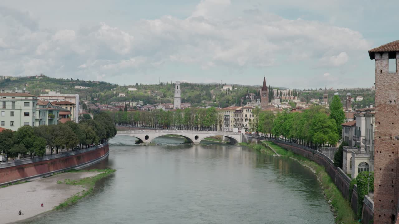 이탈리아 베로나 의 스칼리게로 다리 에서 아디제 강 을 가로지르는 빅토리아 다리
