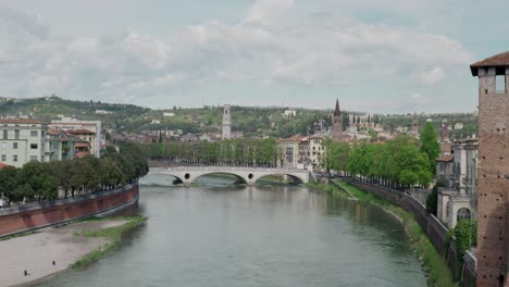 ponte della vittoria, puente de la victoria sobre el río adige desde el puente de scaligero en verona, italia