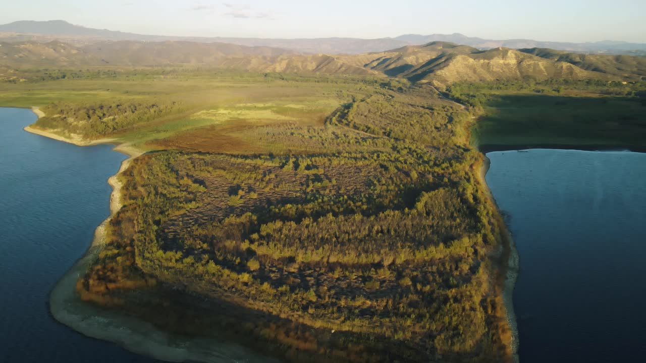 vista de drones del lago vail al atardecer