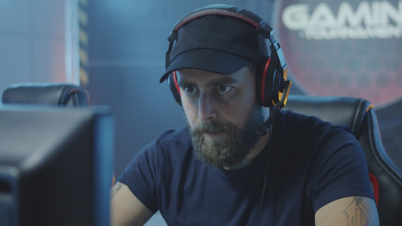 hombre jugando en un torneo de juegos