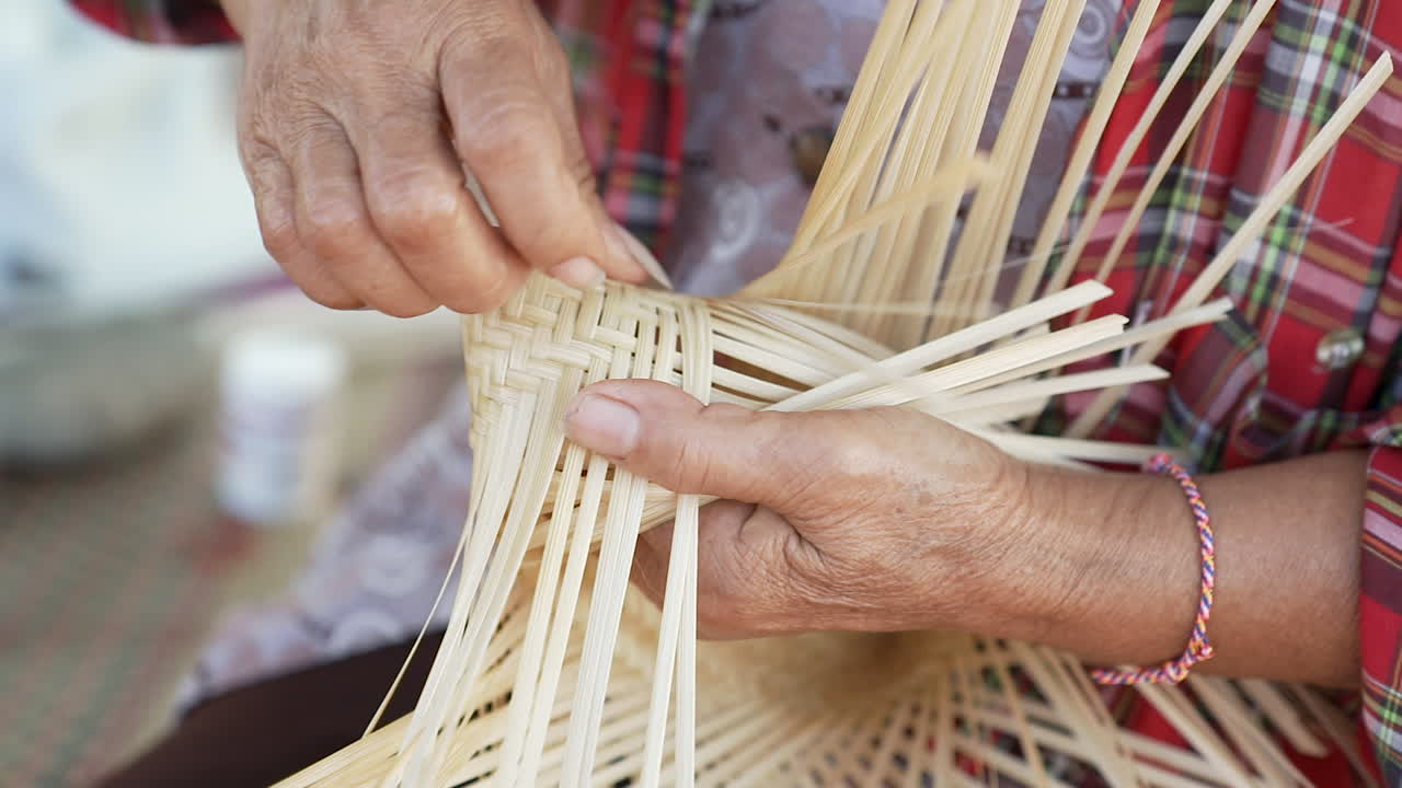 tejido tradicional de bambú tailandés, formando una bolsa con tiras de bambú, artesanía de bambú