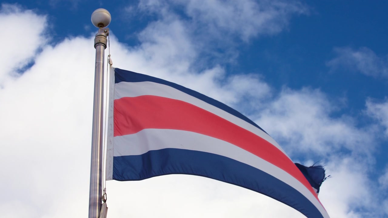 Cờ Costa Rica tung bay trong gió trên nền trời xanh.
