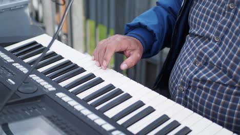 persona que toca el teclado