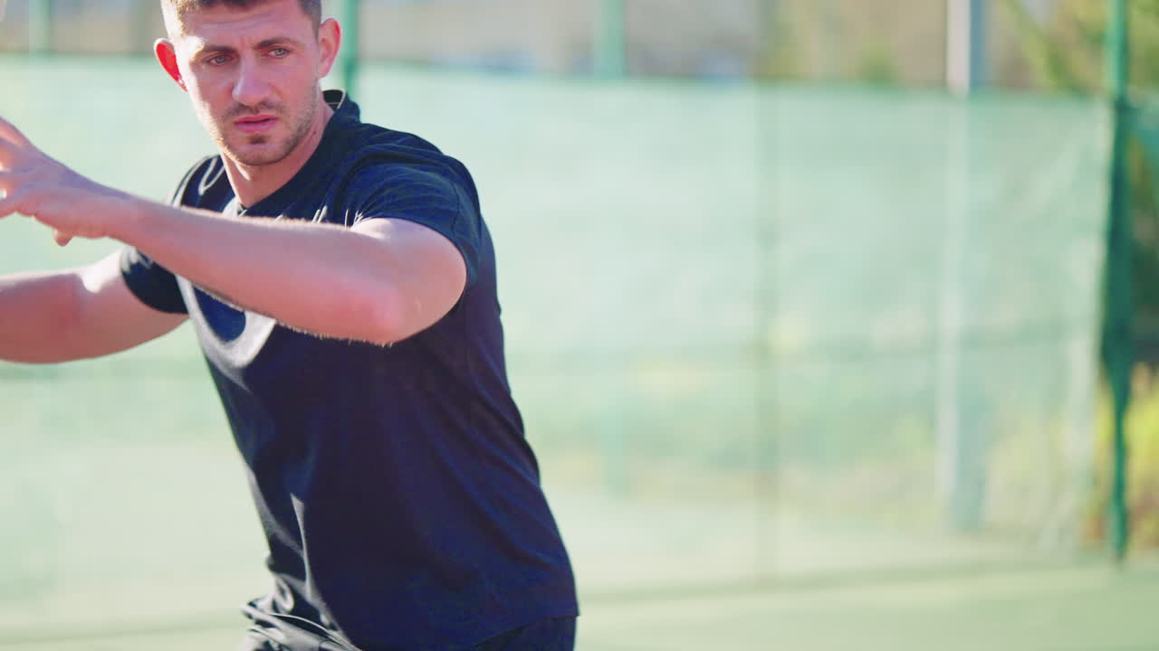 hombre jugando al tenis