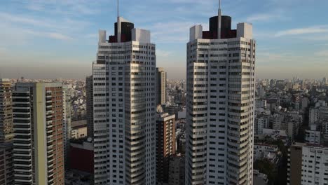 Riesige-Zwillingswolkenkratzer-In-Buenos-Aires-Während-Der-Goldenen-Stunde-Und-Wunderschöne-Skyline-Im-Hintergrund