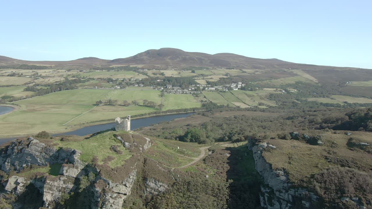 una vista aérea del castillo bharriich cerca de la lengua en las tierras altas escocesas en un día de verano