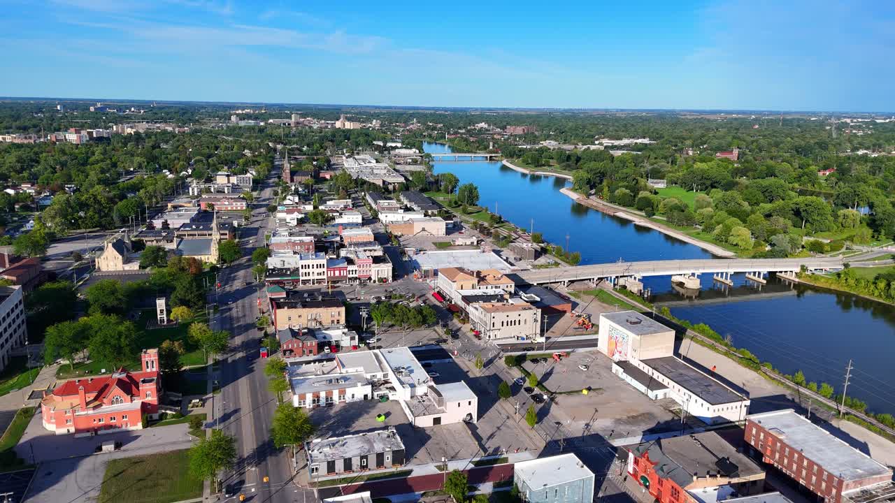 Vista aerea del centro di Saginaw, Michigan, che mostra la città, il fiume e gli edifici, USA