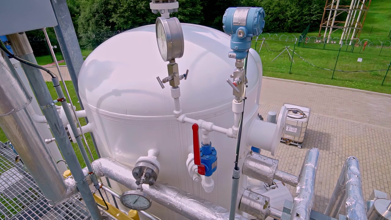 Tubi ad alta pressione, serbatoi e manometri in una stazione di stoccaggio e distribuzione di gas naturale
