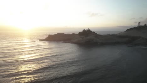 Cabo-Kiwanda-Desde-Pacific-City-Beach-Durante-La-Hora-Dorada-En-Oregon,-EE.UU.