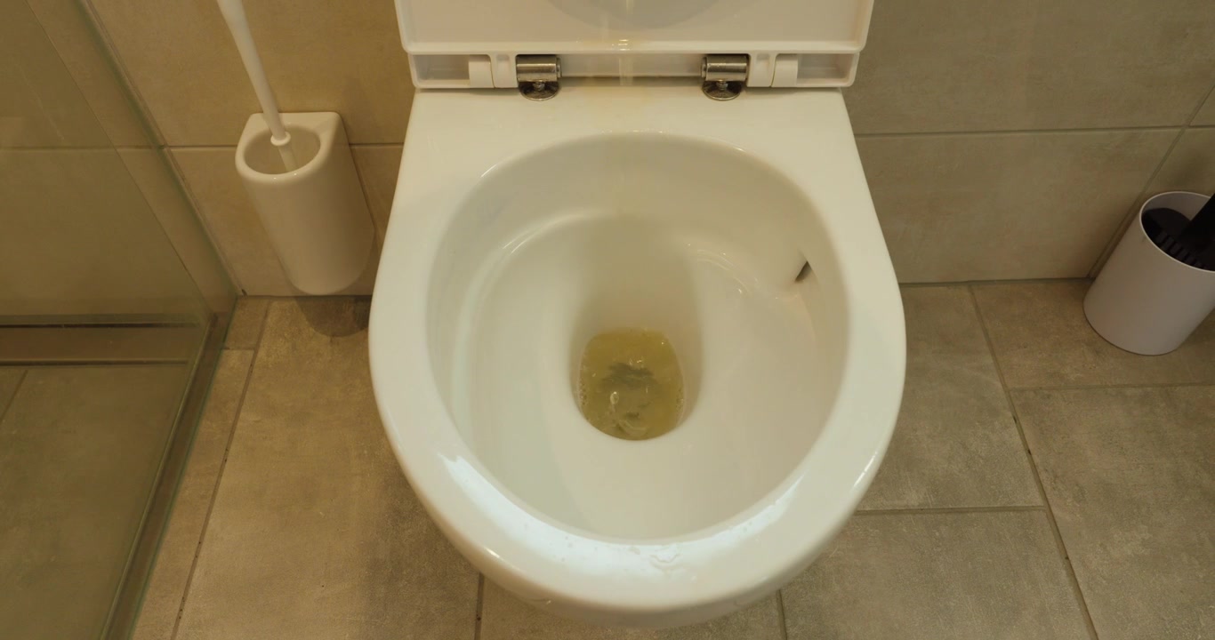 urination with urine missing the center of the toilet, suitable for hygiene issues, men’s health, bathroom cleaning, urinary problems, prostate topics, and everyday household situations.