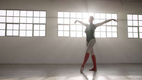 danza, ballet y arte con una mujer en el estudio