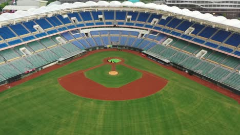 Vista-De-Inclinación-Ascendente-Aérea-En-El-Icónico-Estadio-De-La-Liga-De-Béisbol-En-El-Centro-De-La-Ciudad-De-Douliu,-Condado-De-Yunlin-Taiwán