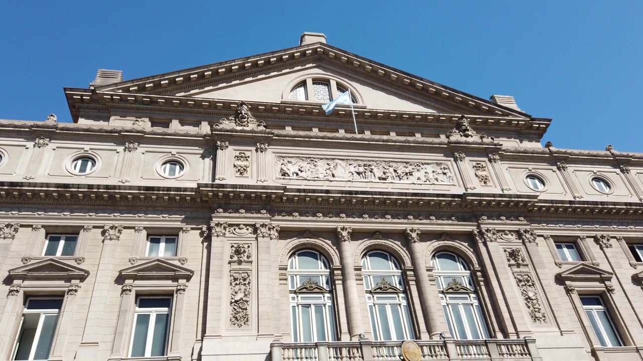 Ripresa dal basso con inclinazione verso il basso della facciata del Teatro Colón a Buenos Aires, Argentina, storico teatro dell'opera e simbolo della città.
