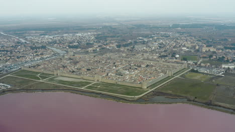 Große-Drohnenansicht-Der-Salinen-Der-Ummauerten-Stadt-Aigues-Mortes-In-Frankreich