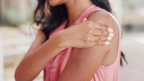 dolor en el hombro, masaje y lesión en el brazo de la mujer