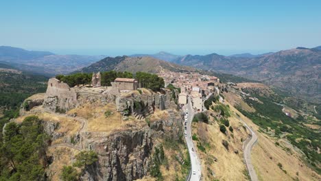 Pueblo-De-Montaña-Geraci-Siculo-En-Sicilia,-Italia---Antena-4k