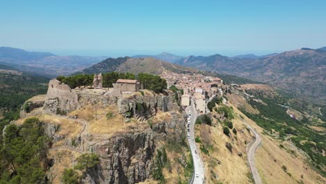 pueblo de montaña geraci siculo en sicilia, italia - antena 4k