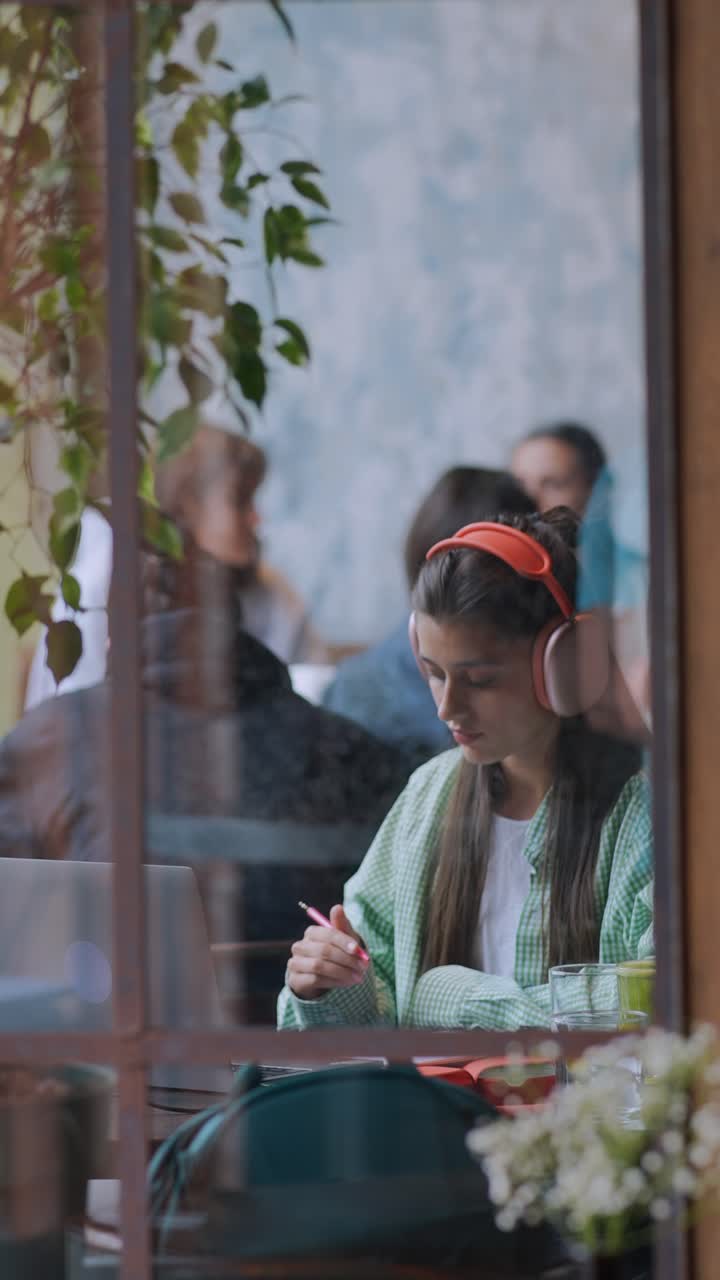 женщина учится в кафе.