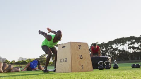 grupo diverso de hombres en forma cruzan el entrenamiento al aire libre