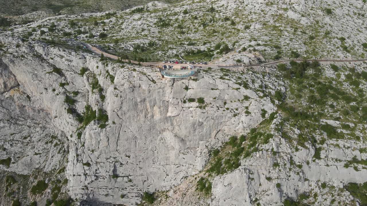 4k skywalk croacia aéreo biokovo mountain drone - altas montañas rocosas contra el telón de fondo de la extremadamente hermosa costa del mar de croacia